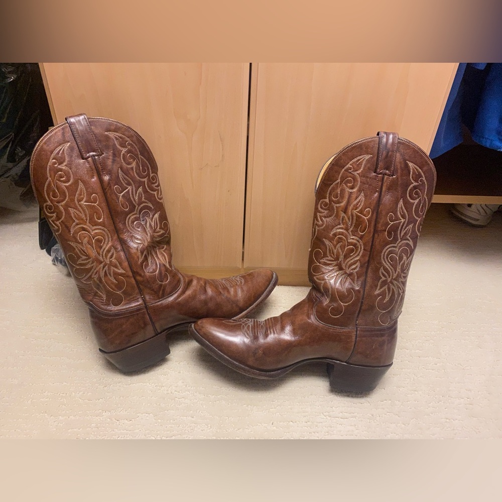 Men’s Justin’s chestnut brown leather boots size 10 1/2 perfect condition
